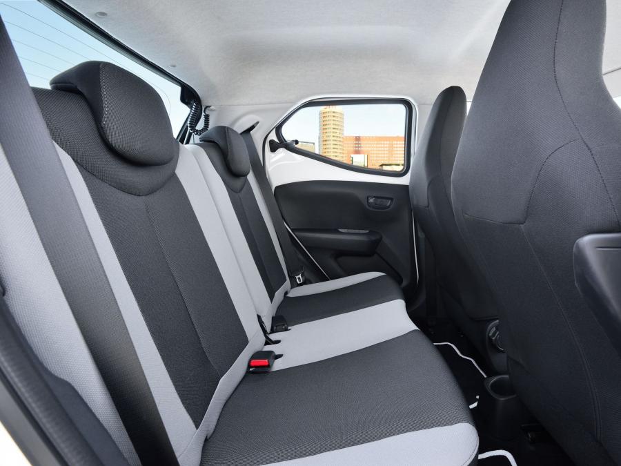  Toyota Aygo x-play 5-Door 2014 года  (фото 9 из 17)